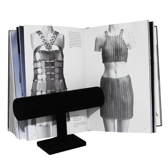 The Collection of the Kyoto Costume Institute Fashion History Book - Picture 9 of 10